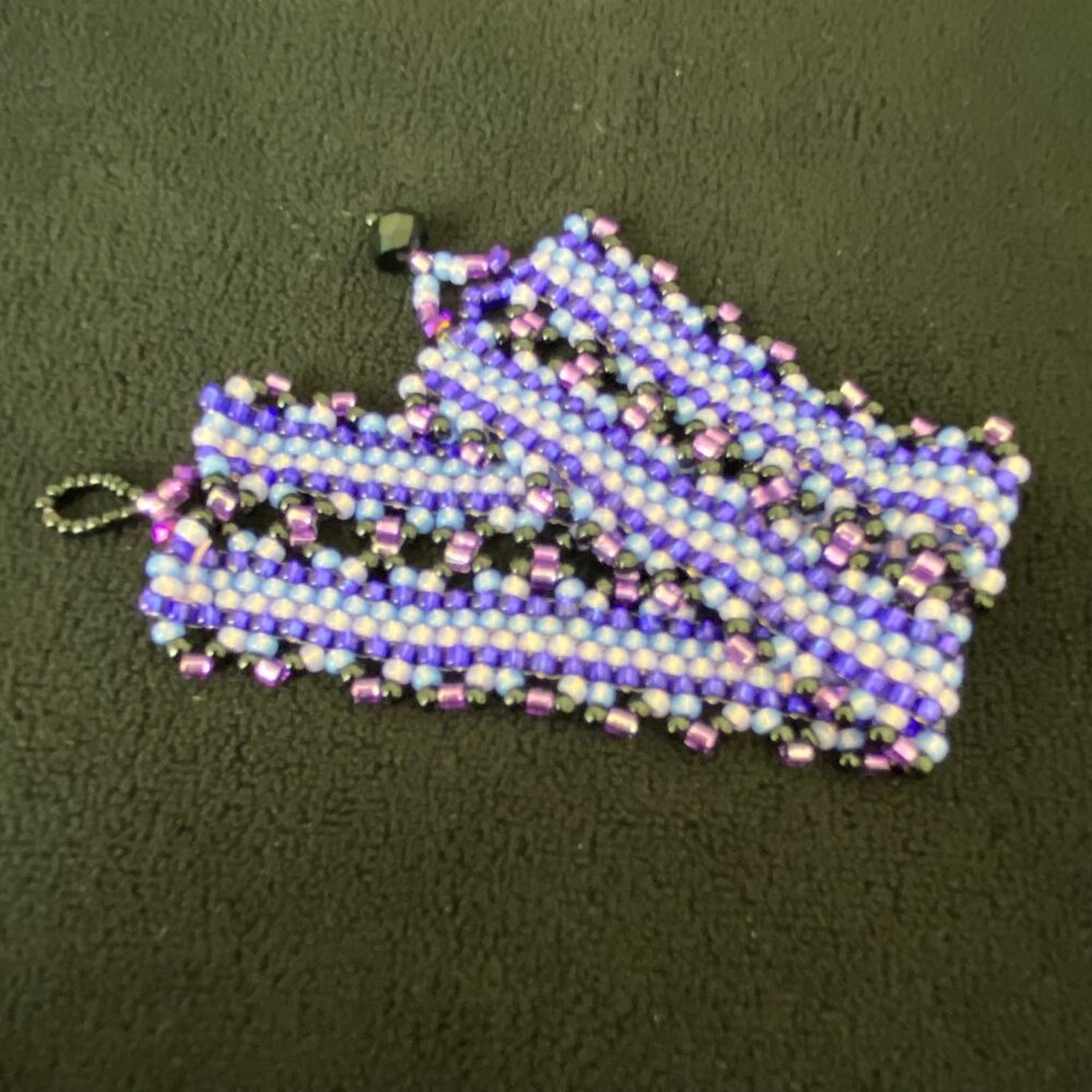Handmade Beaded Bracelet Shades of Purple 7 Inches Long - Picture 10 of 12